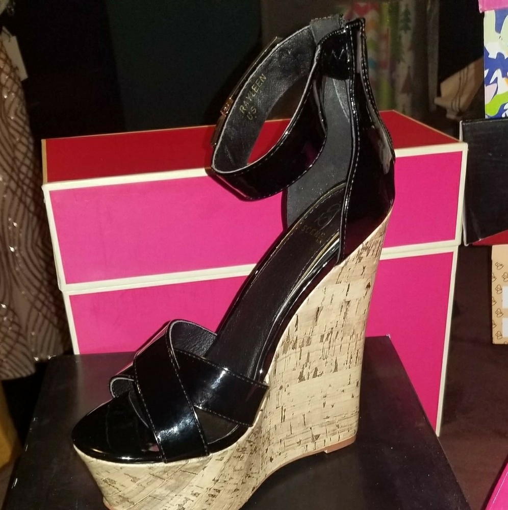 Black wedges